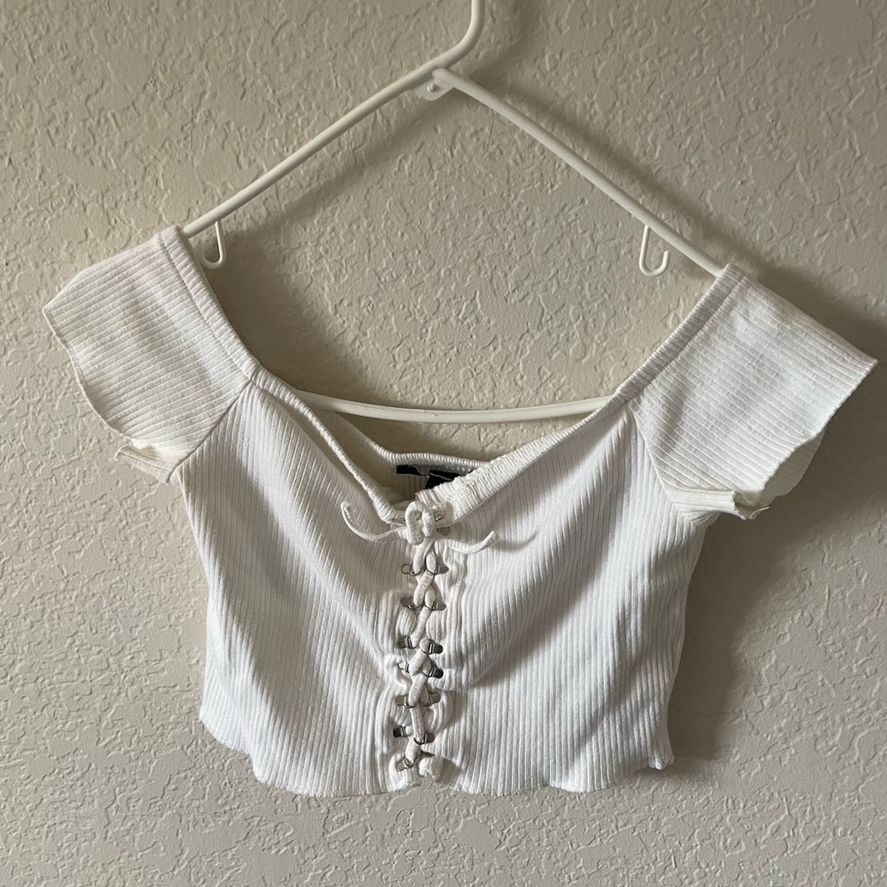Forever 21 Laced Off The Shoulder Crop Top
Size: L
#forever21
#offtheshoulder